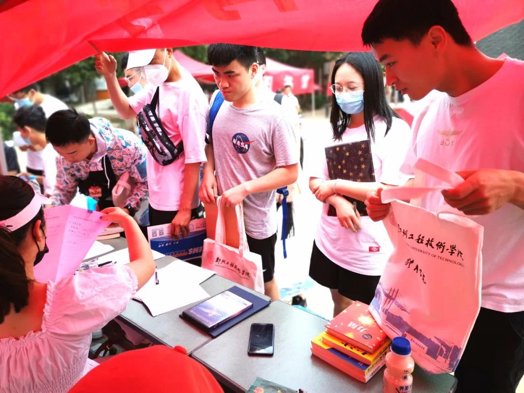 毕业生现场办理离校手续 毕业生现场办理离校手续