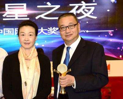 国家体育总局网球运动管理中心管中心主任李玲蔚为我校beat365体育官方网站院长冯明新颁奖
